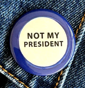 PIN POLÍTICO ANTI-TRUMP "NO ES MI PRESIDENTE", BOTÓN Pin-Back 1.5" - Imagen 1 de 3
