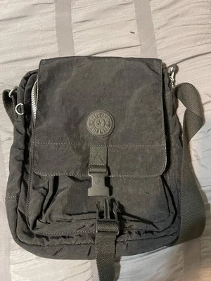 Bandolera Kipling Lancelot Nylon Solapa Multi Bolsillo Hebilla Negra con Austin Gorilla Foto 1 de 4