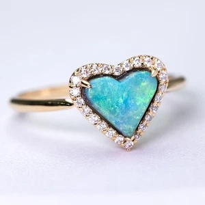 Anillo de compromiso australiano con halo de diamantes de ópalo negro en forma de corazón de oro amarillo de 18 k - Imagen 1 de 8