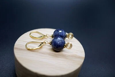 Pendiente colgante redondo de zafiro natural espiral con cierre de hoja para su piedra de nacimiento  Foto 1 de 4