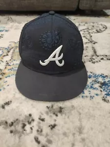 Cappuccio aderente New Era Atlanta Braves MLB Paisley Swirl blu 59Fifty 7 1/2 - Foto 1 di 7