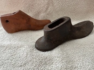 Vintage Lot of 2 Children Shoe Forms - 1 Wooden and 1 Metal - Unknown Sizes - Picture 1 of 5