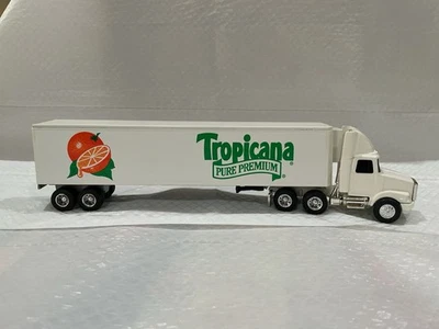 Semirremolque fundido a presión Ertl Tropicana WhiteGmc cabina/remolque 1:64 Foto 1 de 4