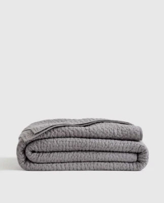 NUEVO CON ETIQUETAS COLCHA COSIDA A MANO DE ALGODÓN ORGÁNICO QUINCE SOLO COMPLETA/PIZARRA REINA PRECIO DE VENTA SUGERIDO POR EL FABRICANTE $ 140 Foto 1 de 4