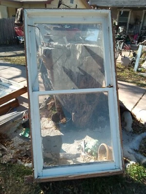 Janelas domésticas vintage não restauradas - Imagem 1 de 4