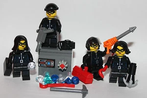 original Lego Teile - BANKRAUB IN PROGRESS - 4 Mädchen Crew + Zubehör   - Bild 1 von 2