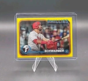 2024 Topps Serie 1 Amarillo Paralelo Kyle Schwarber #136 Filis - Imagen 1 de 2