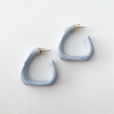 J. Pendientes de aro angulares de acetato Crew hechos en Italia (mármol azul) Foto 1 de 2