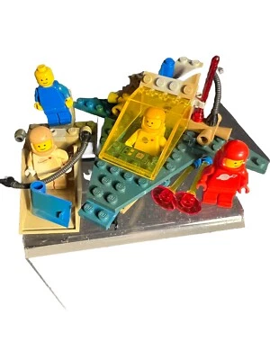 LEGO Space: Xenon X-Craft Vintage parts including three extra lego spaceman - Image 1 of 4