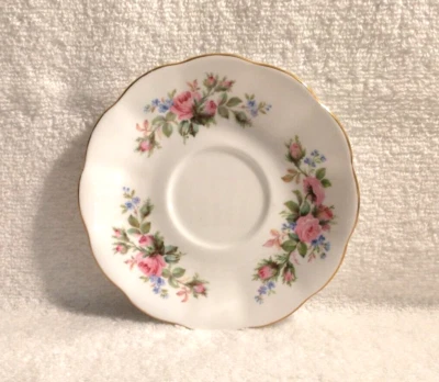 Platillo de porcelana de hueso Royal Albert vintage con decoración de rosa musgo y adornos dorados Foto 1 de 3
