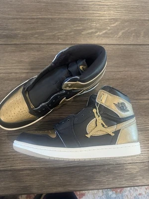 Air Jordan 1 Retro Alto OG Hombre 10.5 Negro/Mtlc Dorado-SA Foto 1 de 4
