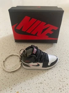 AIR JORDAN 1 RETRO HIGH-(SPORTS ILLUSTRATED-A STAR IS BORN)-3D KEYCHAIN WITH BOX - Imagen 1 de 2