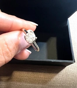 Natural, untreated round brilliant diamond Engagement /wedding ring - Picture 1 of 4
