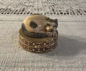 VTG Estee Lauder 1980 Sleeping Cat Cinnabar Solid Perfume Compact - Picture 1 of 5