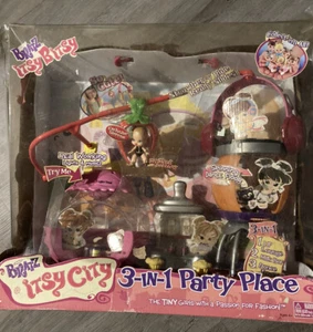 ITSY BITSY BRATZ..3-IN-1 PARTY PLACE..CITY..w ESCLUSIVA BAMBOLA BOBBLE SIERRNA..NUOVA - Foto 1 di 5