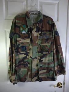 Camisa de camuflaje de edición de la Fuerza Aérea talla M edición de la Fuerza Aérea con 7 parches PACAF - Imagen 1 de 9