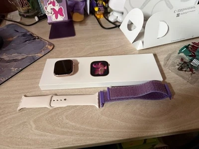 Apple Watch Series 11 (GPS, 46 мм, алюминиевый корпус из розового золота, средний/большой легкий черный - Изображение 1 из 2