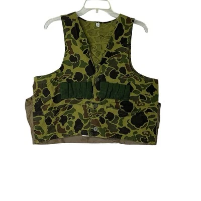 Camouflage Hunting Vest With Game Bag On Back Size Large - Image 1 of 4