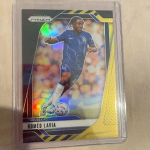 2024-25 Panini EPL Prizm Romeo Lavia Nero e Oro Chelsea /8 - Foto 1 di 1