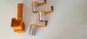 Moulinex Reibe Mouli Grater mit 3 Trommeln in der Farbe Orange - Bild 1 von 5