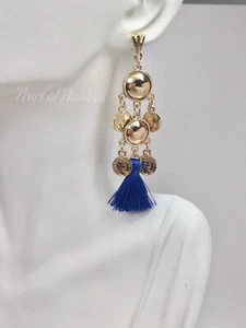 Ettika Gold Chandelier Electric Blue Münze und Quaste Ohrringe in Band gebunden Box - Bild 1 von 3