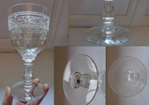 ANCIEN VERRE A PIED CRISTAL GRAVE DECOR GUIRLANDE DE FLEURS ET DRAGONS - Foto 1 di 1