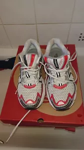 Saucony Griglia Donna Giro 18025-1. Scarpe da allenamento running rosso argento. Taglia 6,5 - Foto 1 di 11