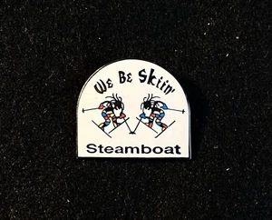 PIN SOLAPA ESQUÍ BARCO 'We Be Skiin' COLORADO Resort recuerdo viaje - Imagen 1 de 3