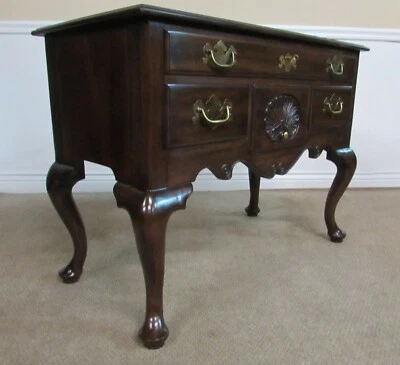 COFRE HENKEL HARRIS CAOBA REINA ANNE LOWBOY, CONSOLA PASILLO, ACABADO 29 LO BOY Foto 1 de 4