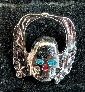 Vintage Metal Biker Skull & Wings with Blue & Red Resin Hat Pin Sz 1" L x 3/4" W - Bild 1 von 1