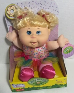 Cabbage Patch Kids Sweets 'n Treats Baby Puppe blonde Haare blaue Augen - Bild 1 von 1
