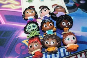 Disney Doorables Encanto Collection Peek 9 exklusive Figuren KOSTENLOSER VERSAND - Bild 1 von 8