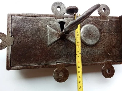 ANCIENNE SERRURE de château avec sa clé - Photo 1/4