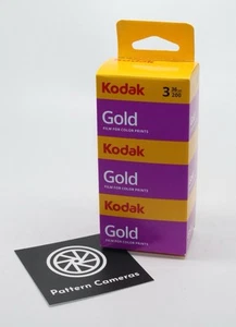 Un paquete de 3 rollos de película a color Kodak Gold 200 35 mm con 36 fotos en cada rollo - Imagen 1 de 3