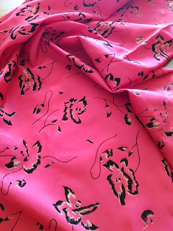 Tissus satiné rouge et fleurs en velours -104 x148 cm - Photo 1/3