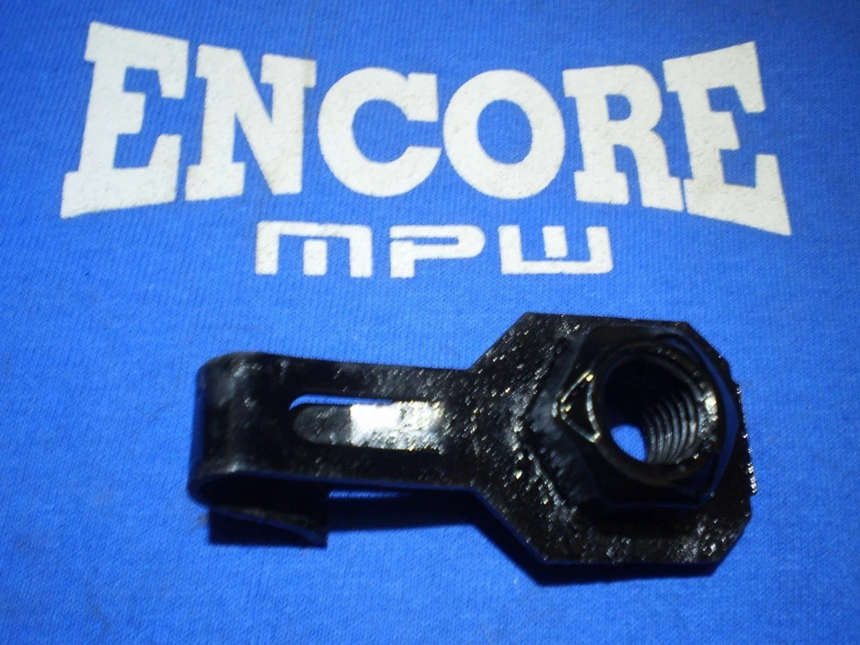 FoxBody Ford Mustang Capri 1979-1993 miembro K tuerca base delantera herrajes stock  Foto 1 de 1