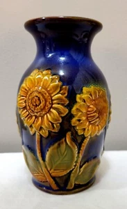 Burton & Burton Keramik Kobaltblau 6" Vase mit goldgelben Sonnenblumen Top - Bild 1 von 23