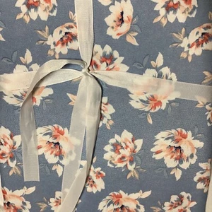 LAURA ASHLEY EASY CARE TABLECLOTH 60 x 84 SEATS 6-8 ARIA BLUE POLYESTER NIP - Picture 1 of 5