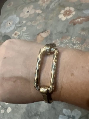 Pomina Goldtone 锤形金属袖口手链中号春季释放优质礼物 — 第 1/4 张图片