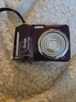 Kodak EasyShare C1550 Digital Camera 16MP, 5X Zoom, Purple - Image 1 of 4