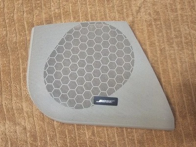 06-11 CADILLAC DTS PASSENGER SIDE BOSE FRONT DOOR SPEAKER GRILLE TITANIUM (GREY) Foto 1 de 2