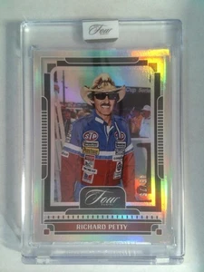 2025 Panini Turn Four Racing - Base Set Card - #11 - Richard Petty #45/75 - Bild 1 von 2
