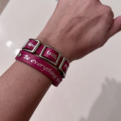 Pulsera inspiradora de cuero rosa. Fe Esperanza Paz Creer Amor Sueño Foto 1 de 4