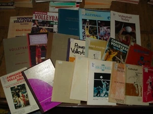 Lot of 20 Volleyball books vintage/Power/coaching library/women/men/drills + - Imagen 1 de 6