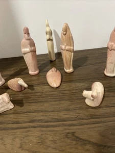 Presepe natalizio in pietra ollare intagliato a mano arte popolare primitiva 12 figure - Foto 1 di 4