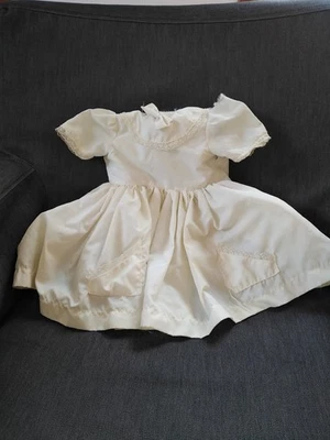 ancienne robe pour poupée avec son étiquette BELLA - Photo 1/4