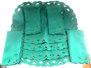Set of 4 Christmas Placemats & Napkins / Misteltoe & Holly Pattern / EX Cond - Picture 1 of 3