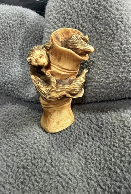 Netsuke japonés vintage de resina de animales arrastrándose en tronco de madera FIRMADO Foto 1 de 4