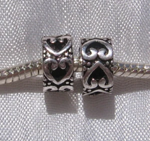 2 CHARMS PERLES ANNEAUX COEURS METAL ARGENTE 10mm trou 5mm COMPATIBLES *E32 - Picture 1 of 1