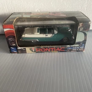 1/43 NEW-RAY 1955 PONTIAC STARCHIEF CONVERTIBILE TURCHESE E BIANCO - Foto 1 di 3